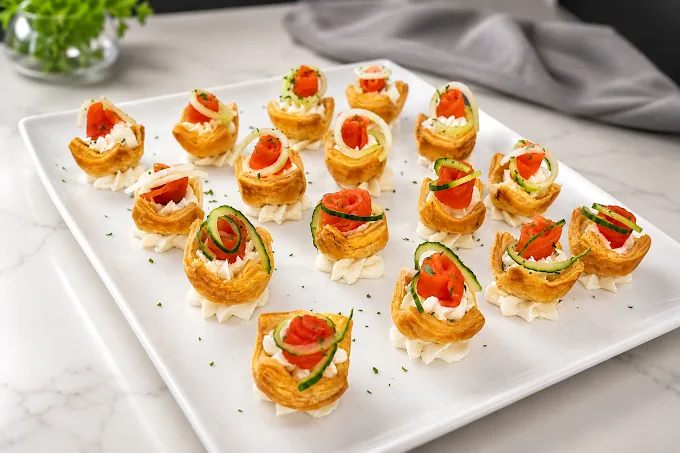 Canapés au saumon fumé sur plateau de traiteur, chez Café Sel